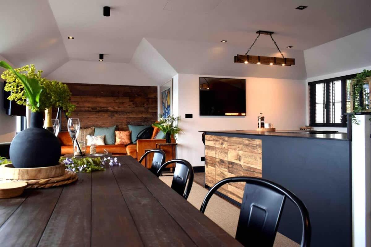 Stunning Waterfront Apartment With Spectacular Views & Parking At 'Captains Loft' 팰머스 외부 사진