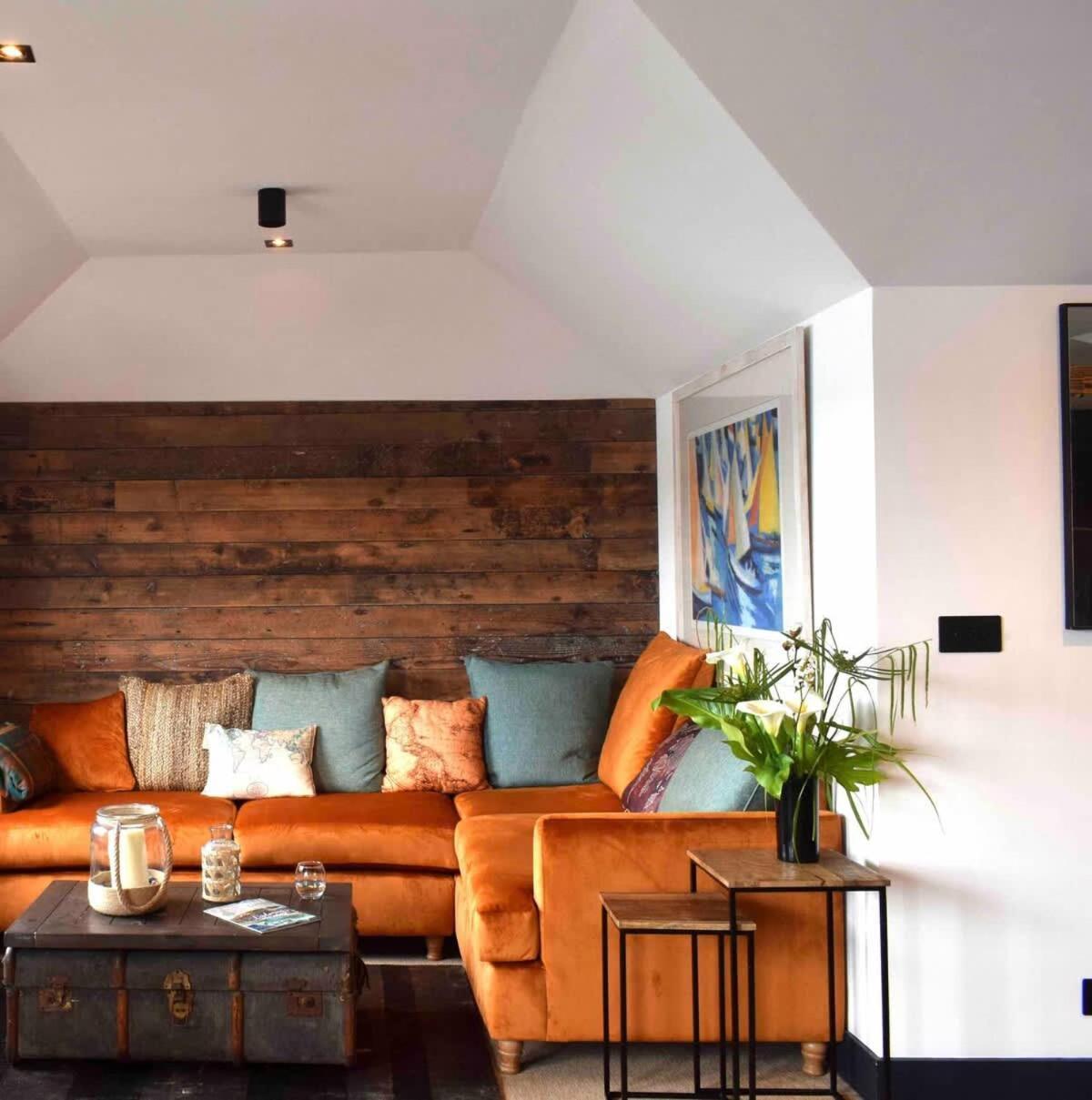 Stunning Waterfront Apartment With Spectacular Views & Parking At 'Captains Loft' 팰머스 외부 사진
