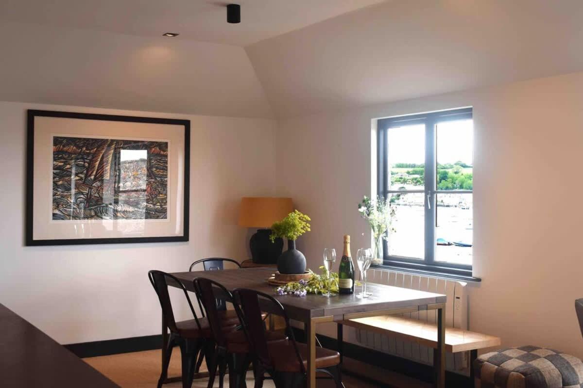 Stunning Waterfront Apartment With Spectacular Views & Parking At 'Captains Loft' 팰머스 외부 사진