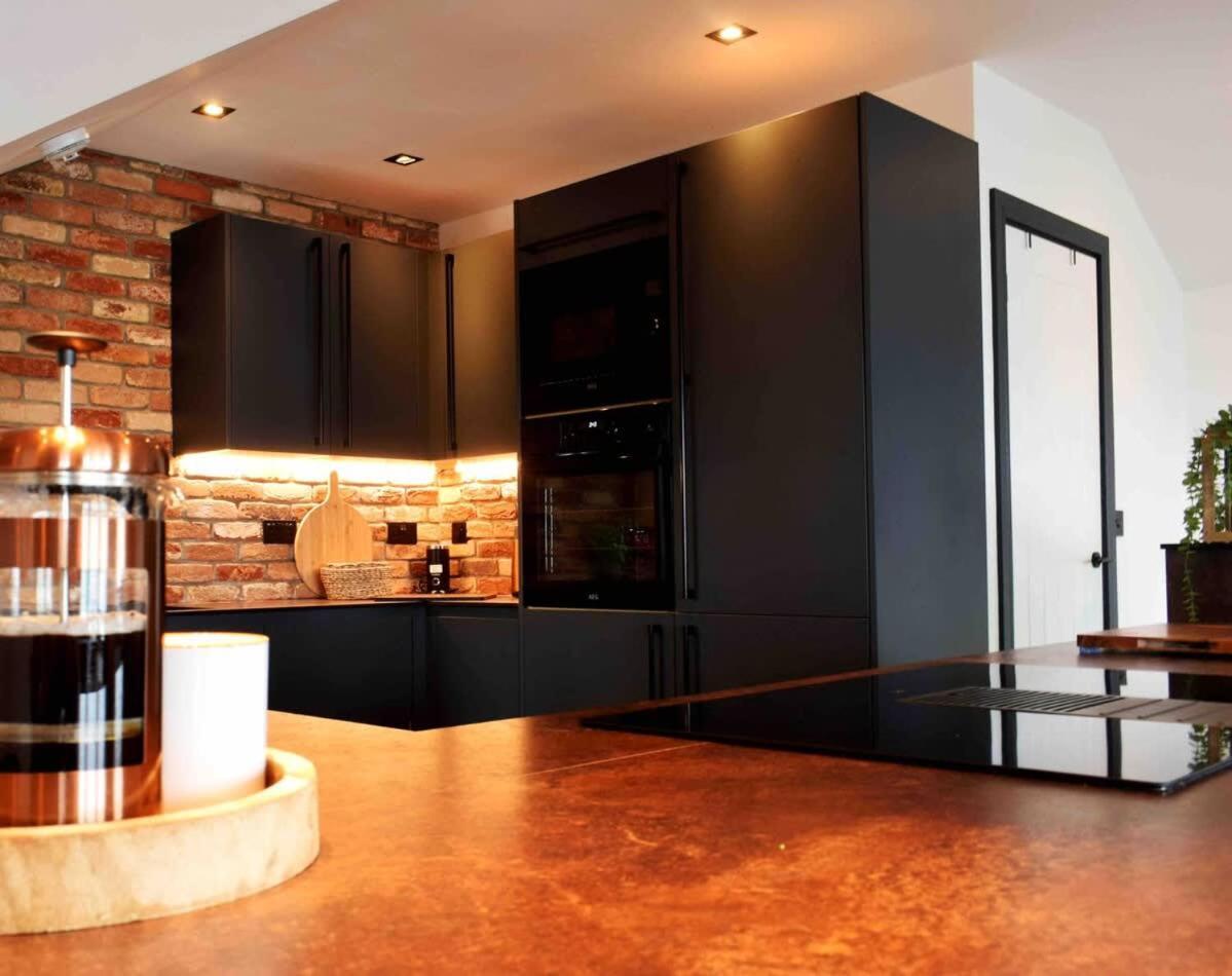 Stunning Waterfront Apartment With Spectacular Views & Parking At 'Captains Loft' 팰머스 외부 사진