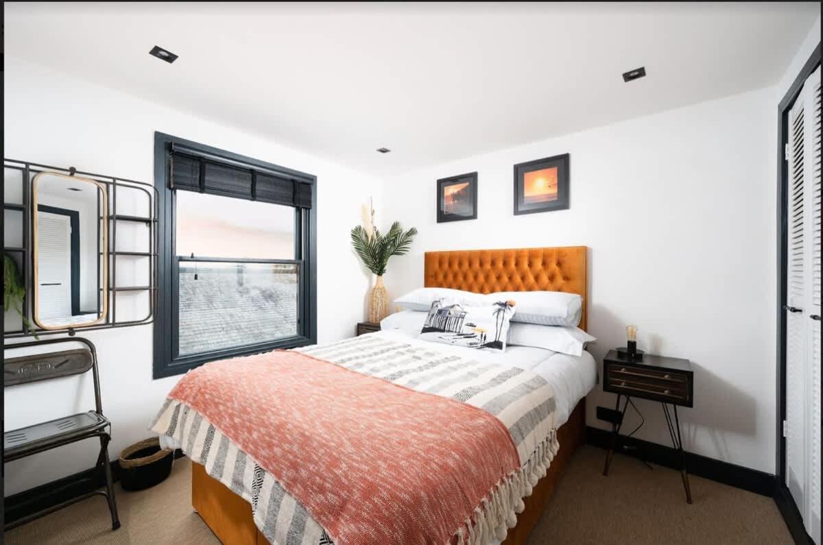Stunning Waterfront Apartment With Spectacular Views & Parking At 'Captains Loft' 팰머스 외부 사진