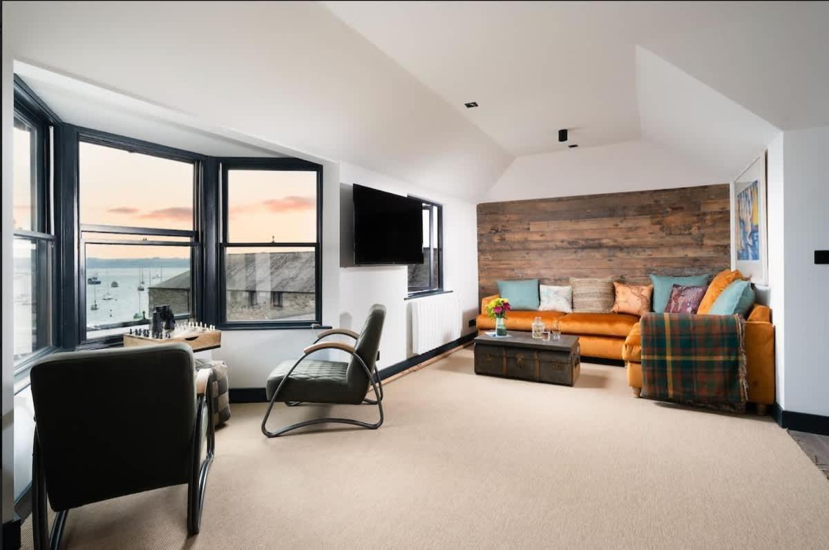 Stunning Waterfront Apartment With Spectacular Views & Parking At 'Captains Loft' 팰머스 외부 사진