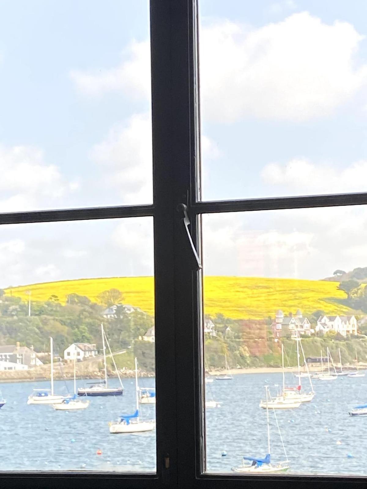 Stunning Waterfront Apartment With Spectacular Views & Parking At 'Captains Loft' 팰머스 외부 사진