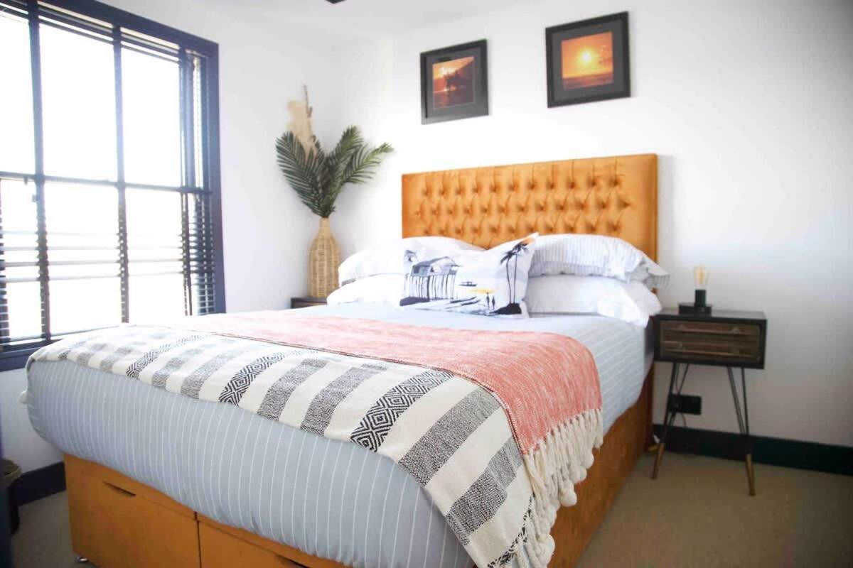 Stunning Waterfront Apartment With Spectacular Views & Parking At 'Captains Loft' 팰머스 외부 사진